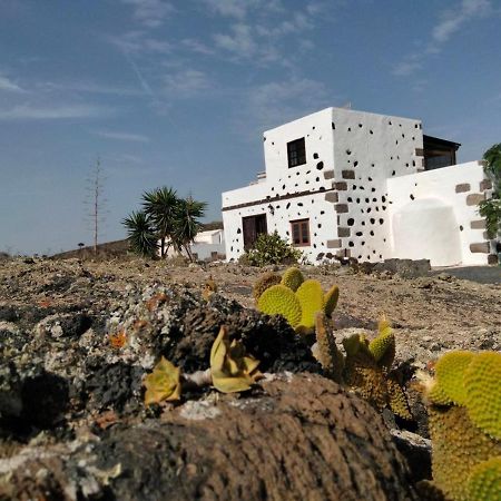 Lanzarote Casa Volcanica-Anclada Sobre La Lava Del Volcan Montana Blanca Esterno foto