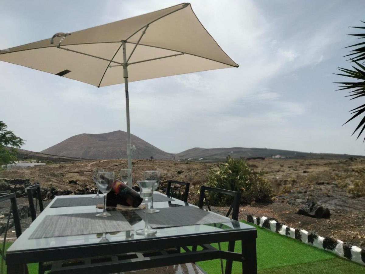 Lanzarote Casa Volcanica-Anclada Sobre La Lava Del Volcan Montana Blanca Esterno foto