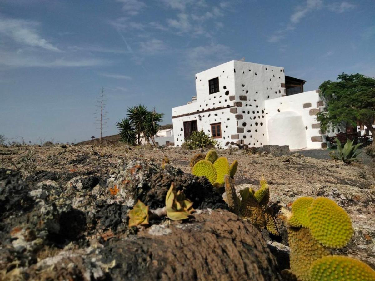 Lanzarote Casa Volcanica-Anclada Sobre La Lava Del Volcan Montana Blanca Esterno foto