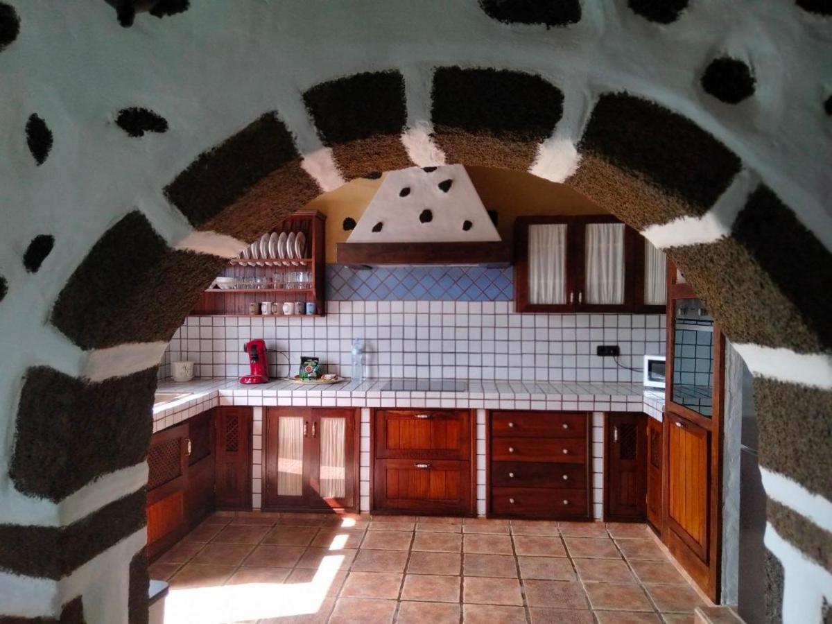 Lanzarote Casa Volcanica-Anclada Sobre La Lava Del Volcan Montana Blanca Esterno foto