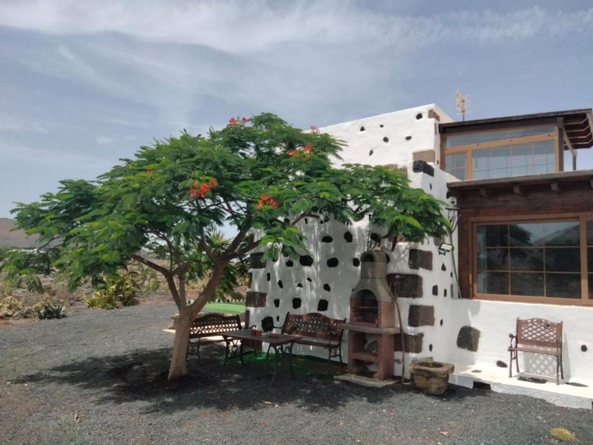 Lanzarote Casa Volcanica-Anclada Sobre La Lava Del Volcan Montana Blanca Esterno foto