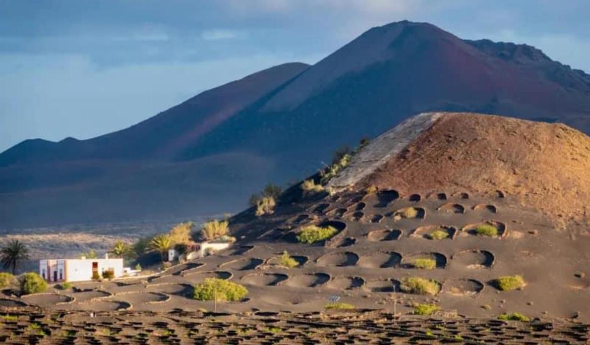 Lanzarote Casa Volcanica-Anclada Sobre La Lava Del Volcan Montana Blanca Esterno foto
